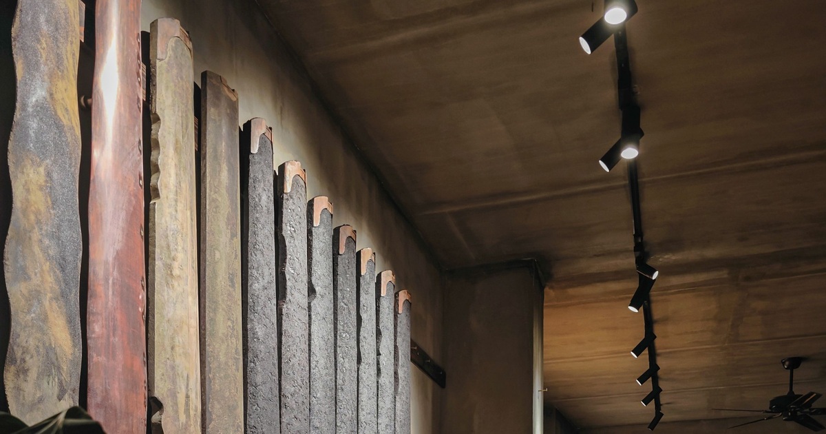 Railspots langs een houten plafond