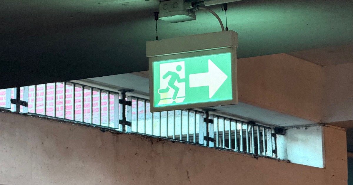 Nooduitgangsaanduiding in een parkeergarage