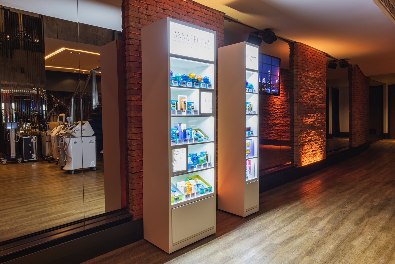 Verlichte schappen met verzorgingsproducten in een salon