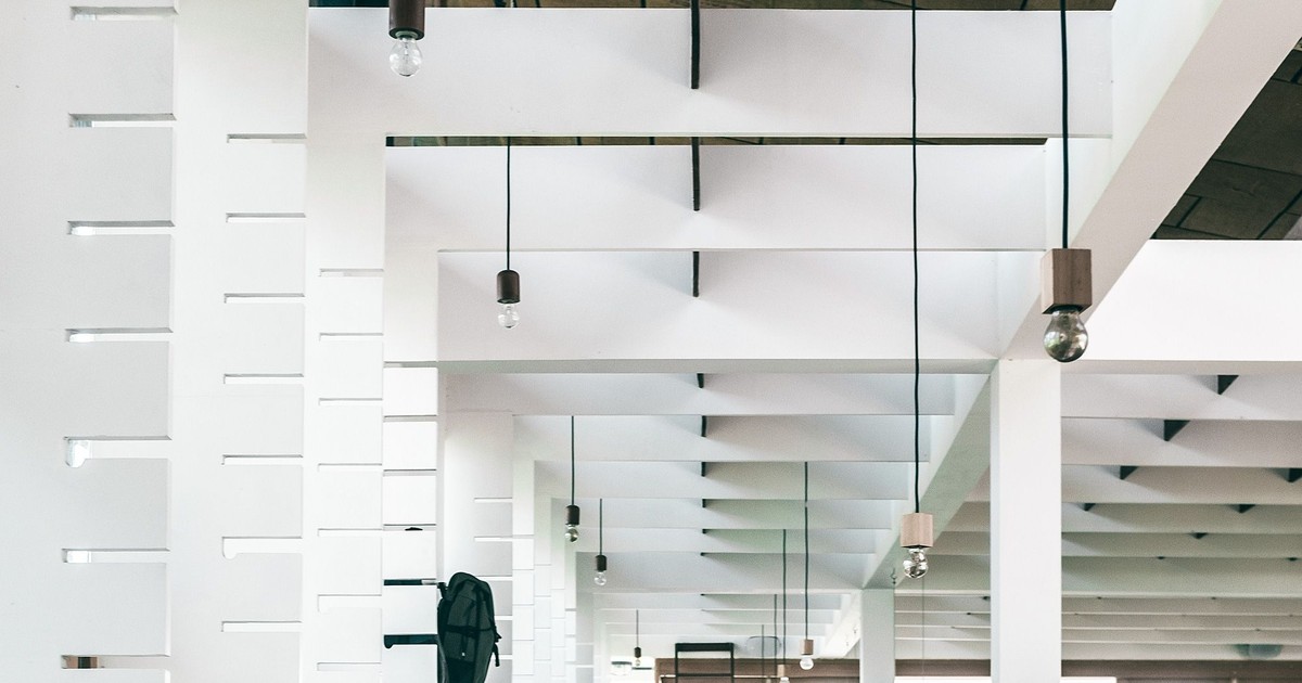 Winkel met kledingrekken en verlichting