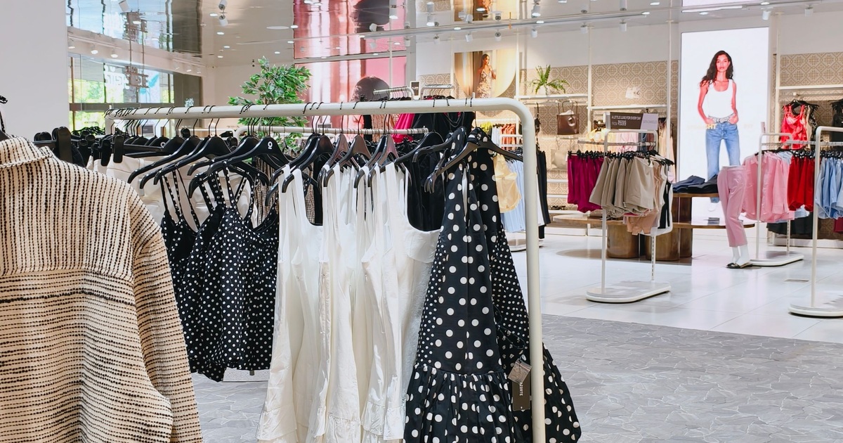 Kleurrijke kleding in een verlichte winkel