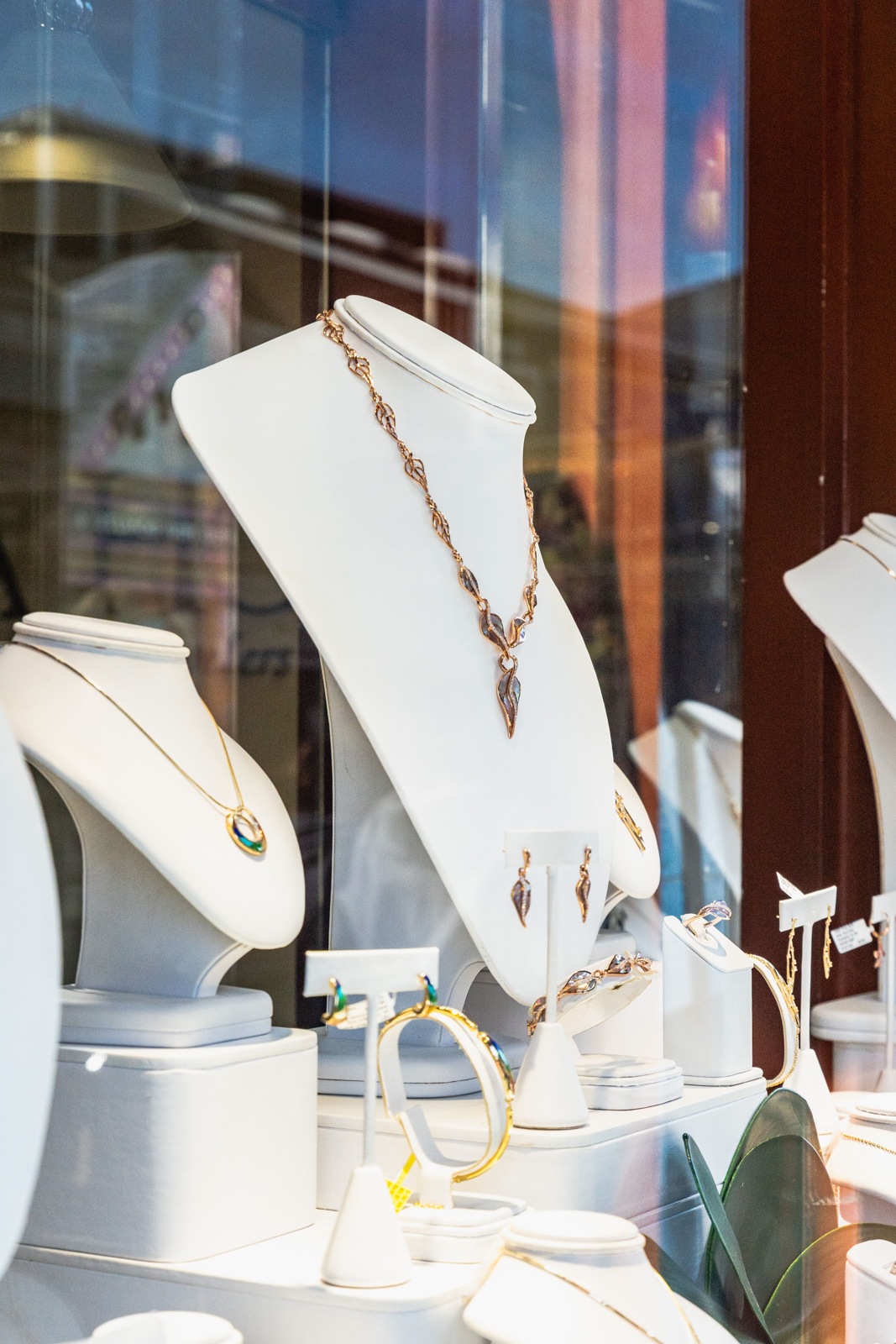 Sieraden achter etalageglas met zichtbare reflecties