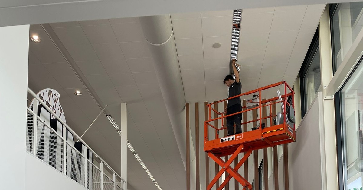 Eigen showroomproject met verlichting en werk op hoogte