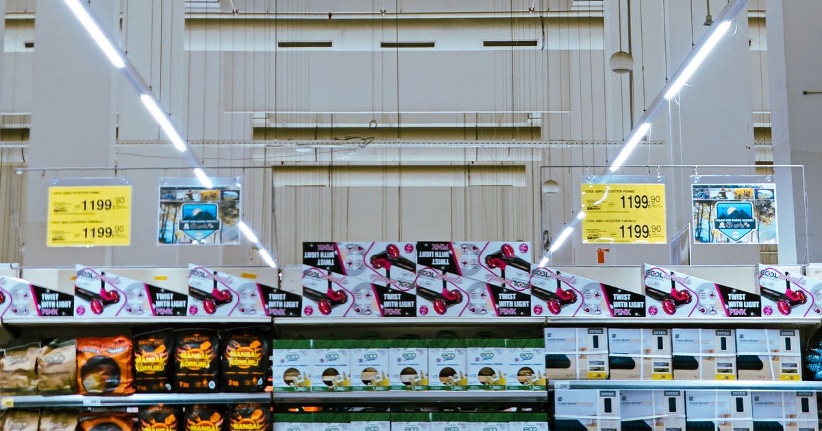 Winkelvloer met lichtlijnen boven de schappen