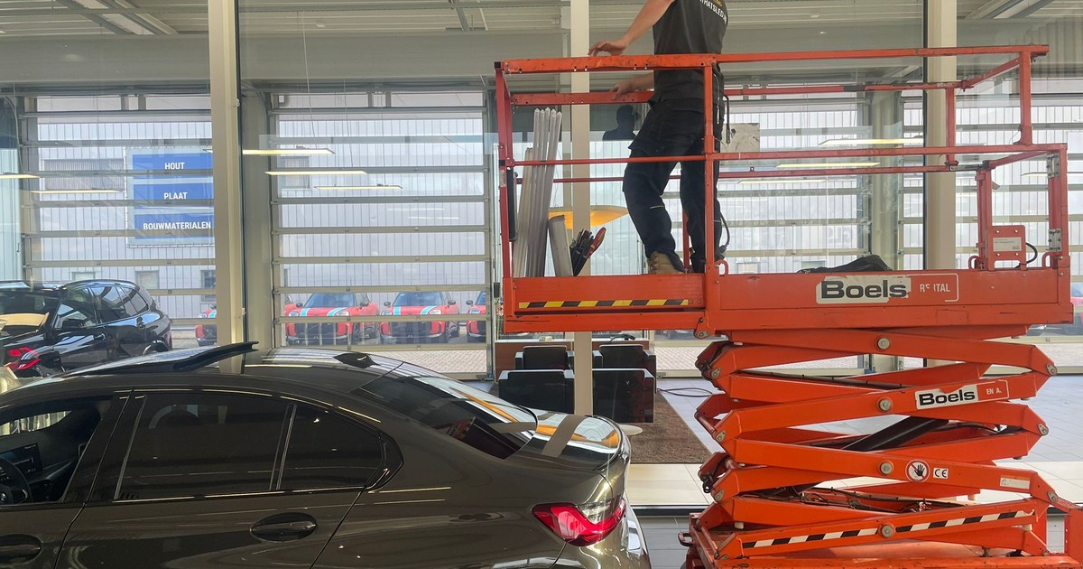 Eigen project met monteur op hoogwerker