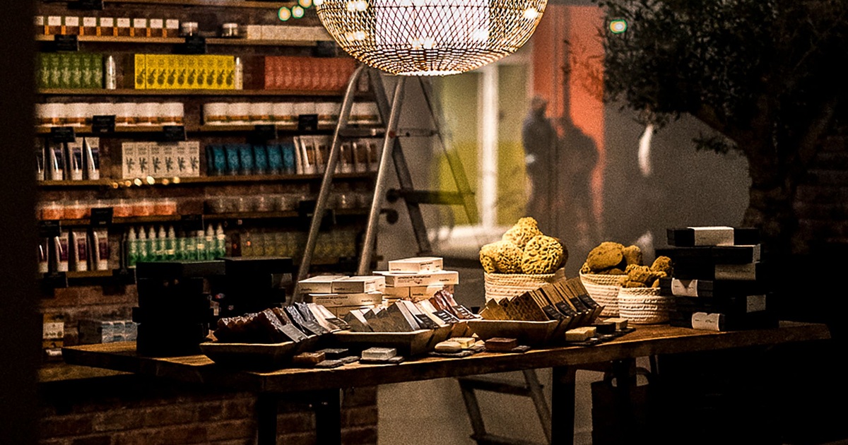 Gericht licht op een productpresentatie in een winkel