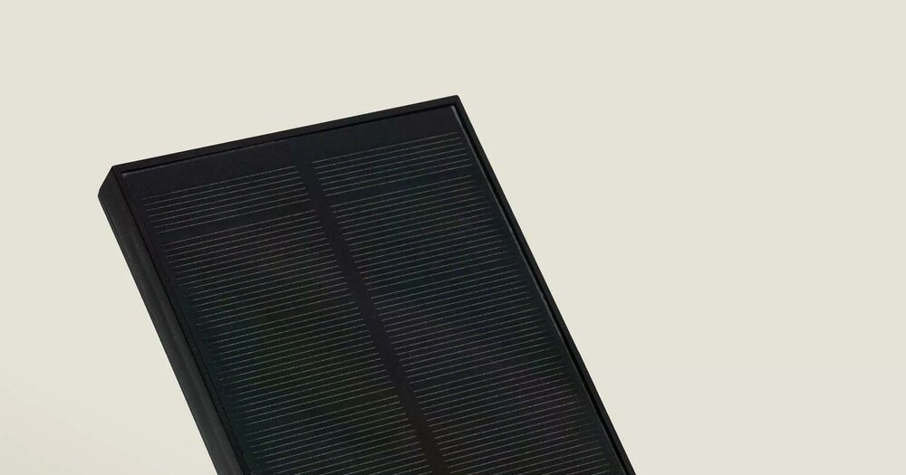 Detail van het zonnepaneel van een eigen solar tuinspot