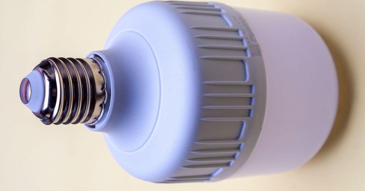 Close-up van een ledlamp met zichtbare schroeffitting
