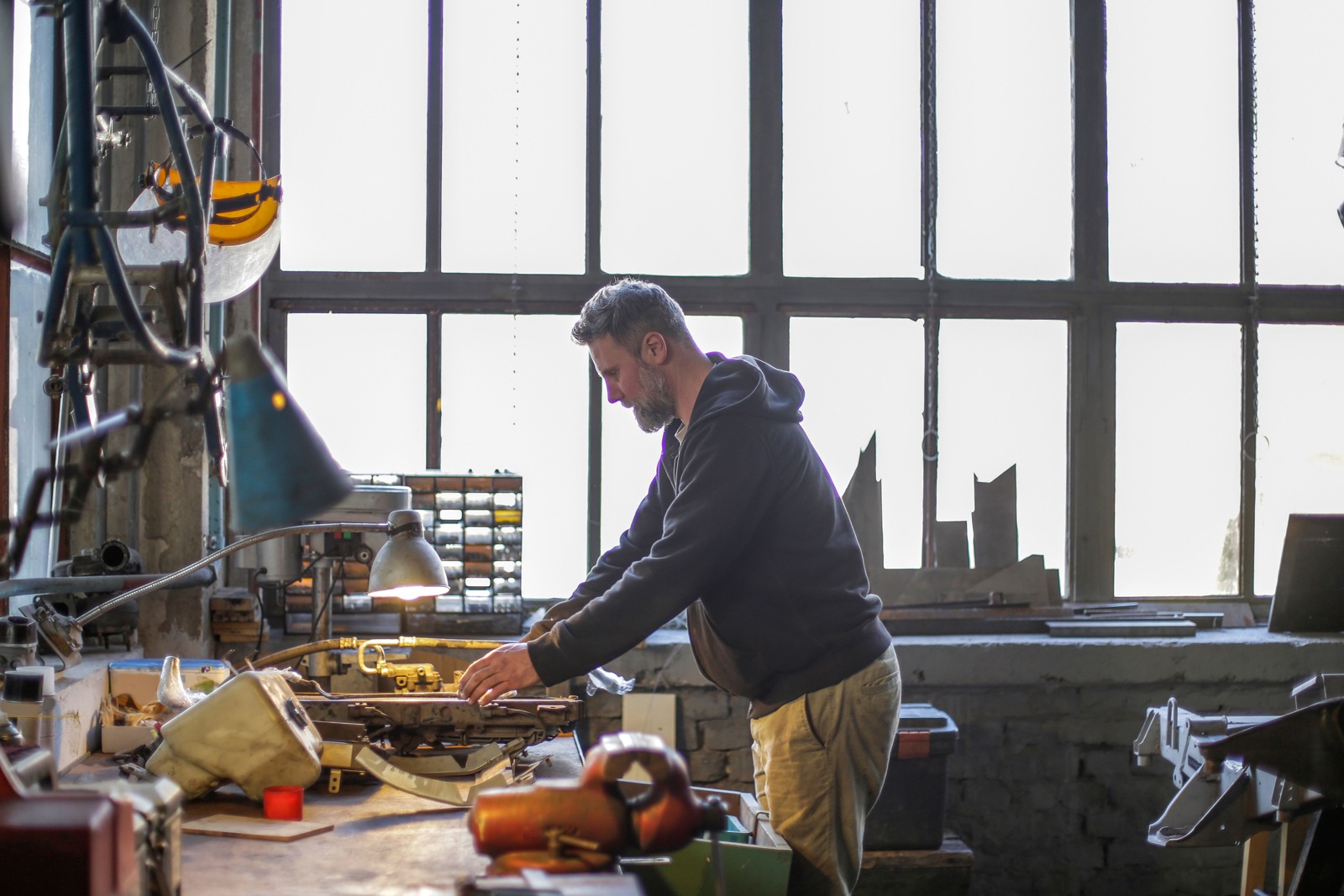 Werkbank met een gerichte werklamp naast daglicht