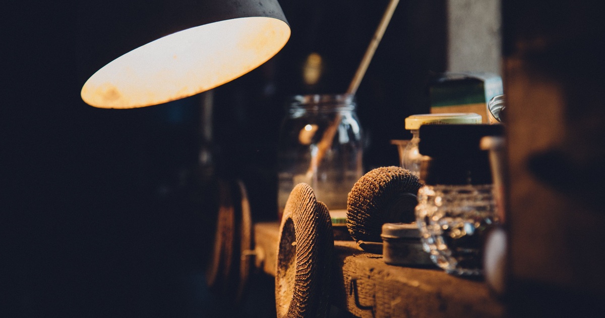 Een werkbank met een gerichte werklamp