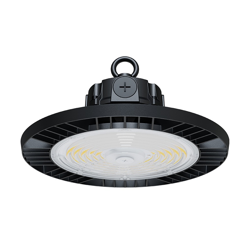 High bay-armatuur uit het eigen assortiment, met de brede lichtbron en ophanging zichtbaar