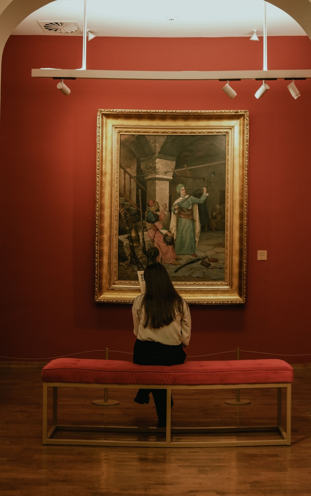 Spots gericht op schilderijen in een galerie