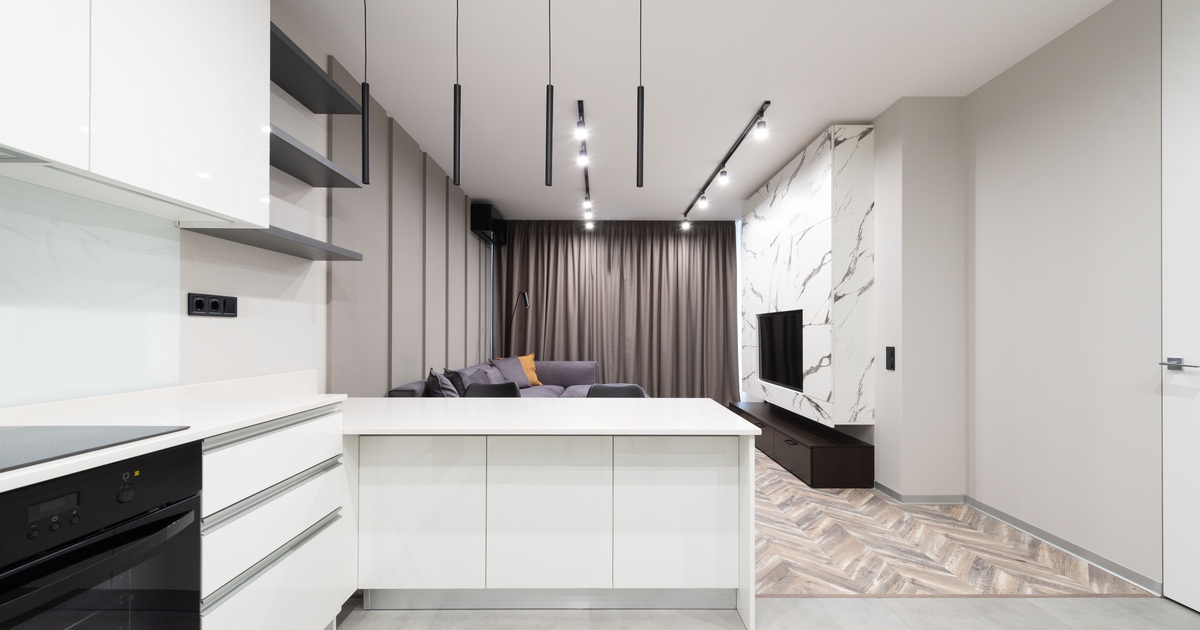 Railverlichting in een keuken en woonkamer