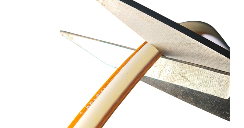 Een COB-ledstrip wordt op een knippunt ingekort