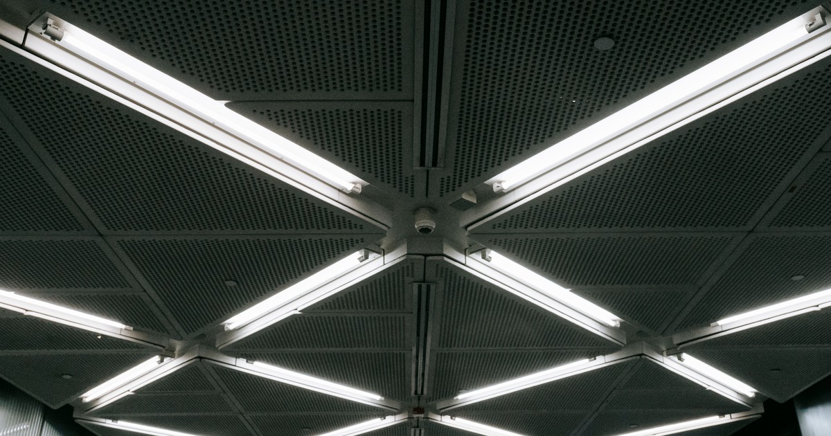 Lineaire armaturen aan het plafond van een parkeergarage