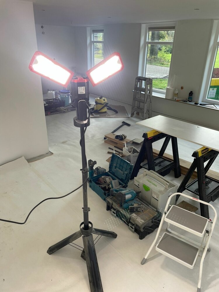 Werklamp op statief tijdens een verbouwing