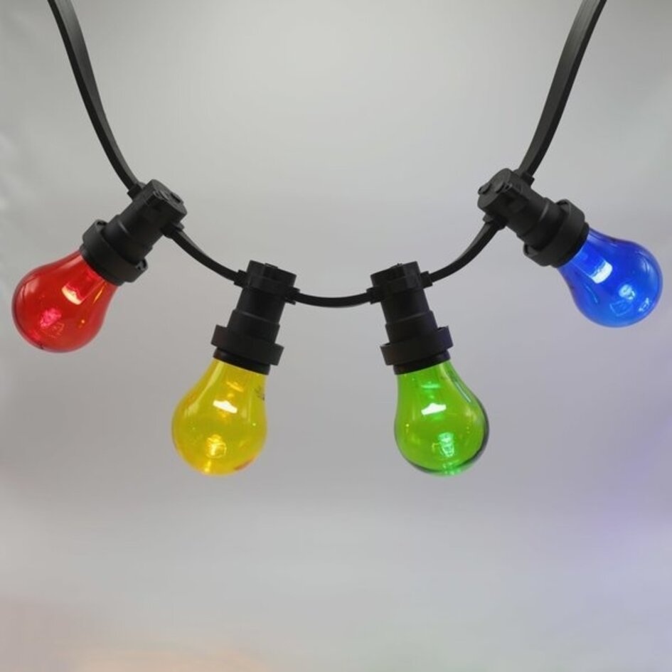 Vier verschillende gekleurde E27-lampen in prikkabelfittingen