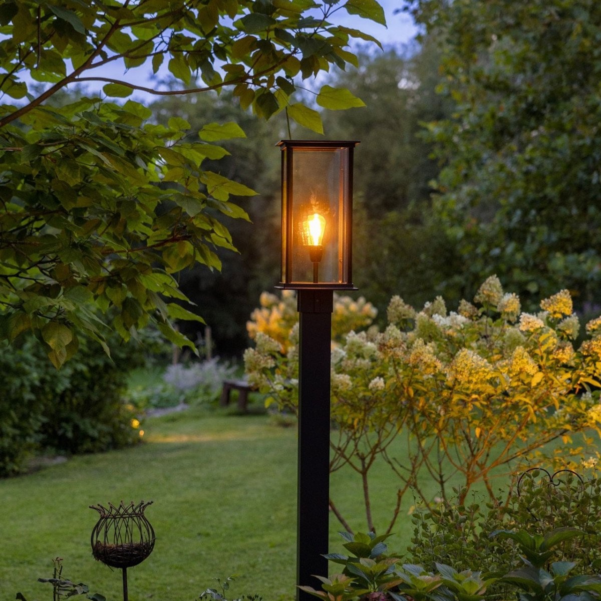 KS Capital-lantaarn in een beplante tuin, afkomstig van KS Verlichting