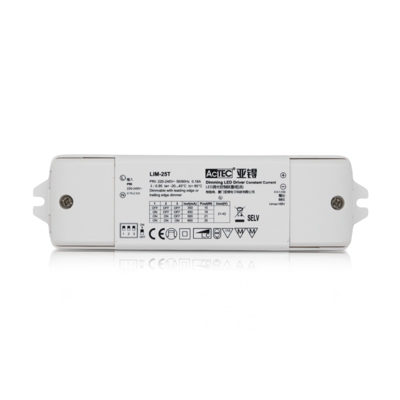 Leesbaar label op constant-current driver LIM-25T, met tabel voor uitgangsstroom en uitgangsspanning